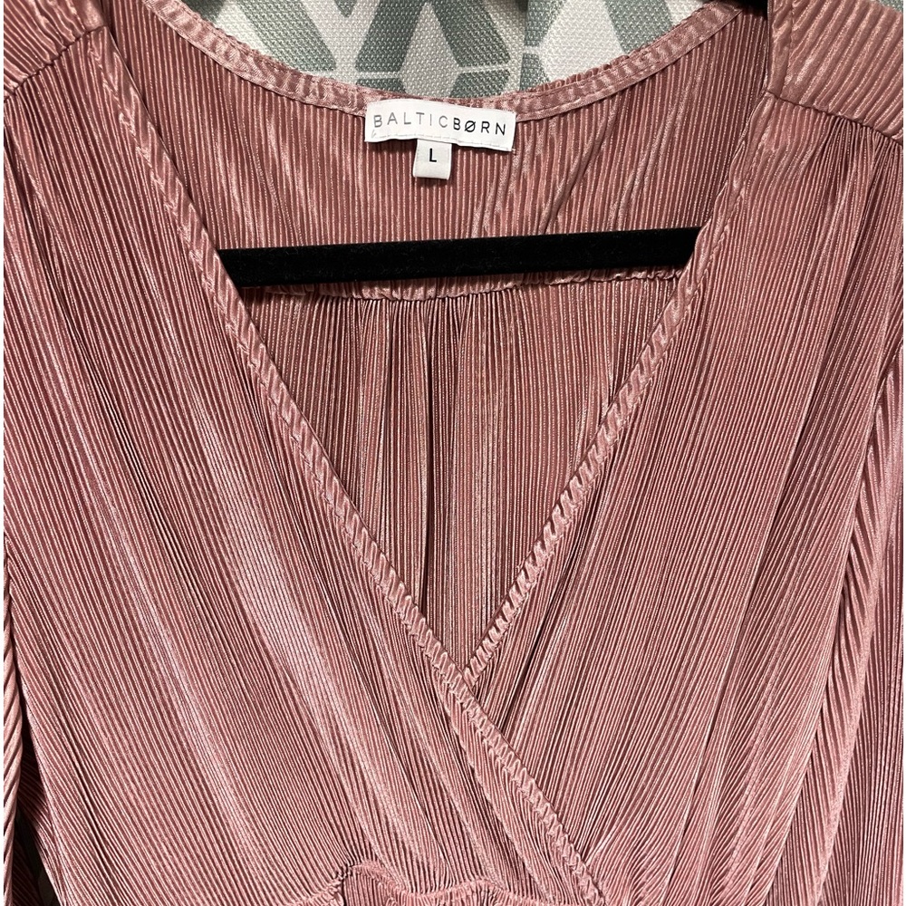 Excellent condition, pleated sati that flows easily and has stretch, not velvet